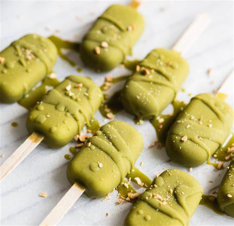 Matcha-Popsicles in Holzform, grün marmoriert