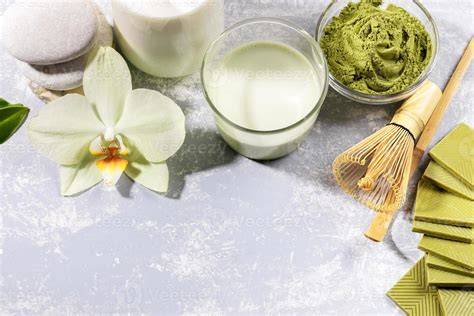Matcha-Pulver und grüne Schokolade