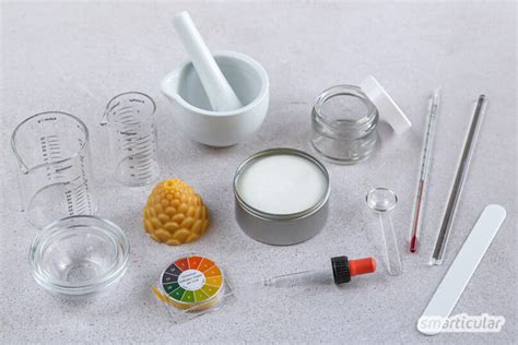 Materialien und Werkzeuge für die Herstellung von Papier-Tortenspitze