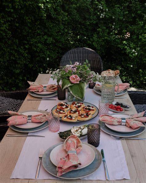 Maulbeerkuchen mit Puderzucker auf einem Tisch im Grünen