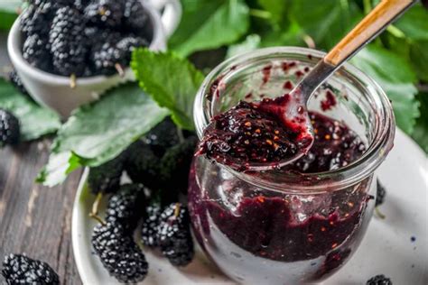 Maulbeermarmelade auf Brot serviert