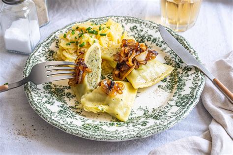 Maultaschen mit Schokolade, angerichtet auf einem Teller mit Puderzucker