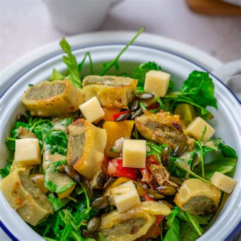 Maultaschensalat serviert auf Teller