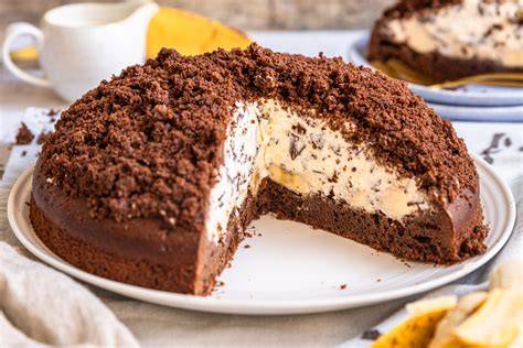 Maulwurfkuchen Stück mit Marzipan-Maulwurf, festlicher Dekoration