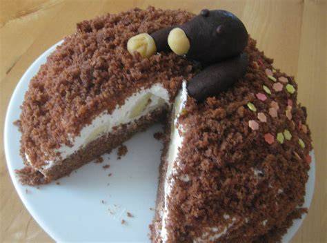 Maulwurfkuchen im Anschnitt: Schichten, Sahne und Bananen sichtbar
