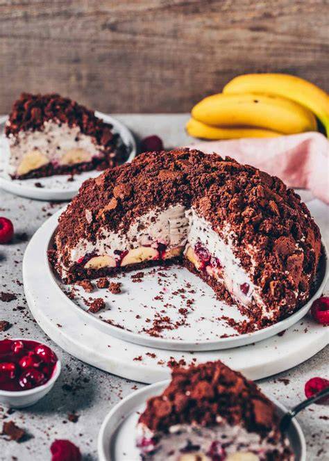 Maulwurfkuchen mit Kirschen und exotischen Früchten