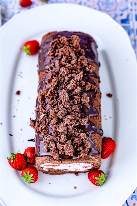 Maulwurfkuchen-Biskuitrolle mit Schoko-Ganache und Erdbeer-Dekoration