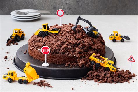 Maulwurfskuchen als Bagger-Kuchen mit Sahnehügel und Bagger-Spielzeug