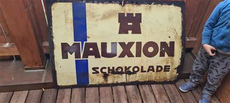 Mauxion Emailleschild mit zinnenbekröntem Turm und Blockschrift