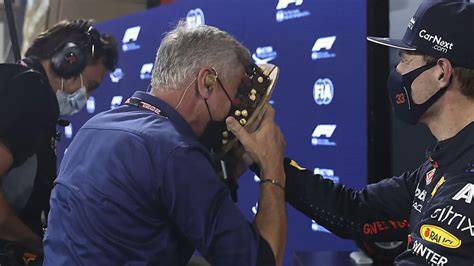 Max Verstappen klatscht David Coulthard die Geburtstagstorte ins Gesicht