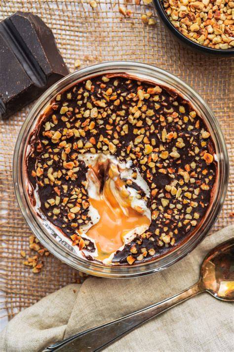 Maxi King Bowl geschichtete Zutaten: Schoko-Pudding, Skyr/Quark, Karamell-Pudding, Toppings