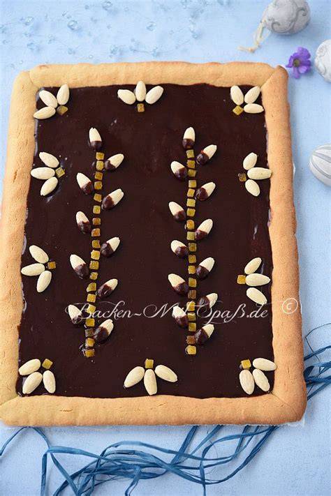Mazurek mit verzierten Rand und bunter Dekoration