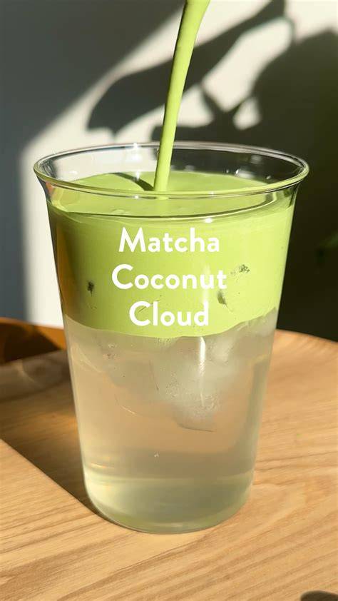 McCafé Theke mit verschiedenen Getränken: Eiskaffee, Matcha, Refresher