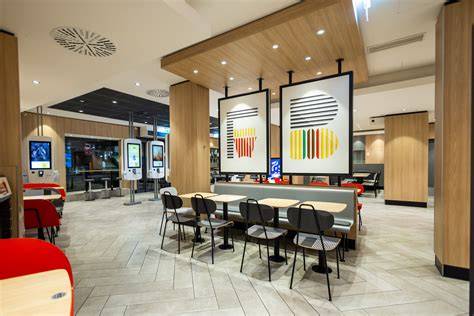 McDonald's Restaurant - Serviertheke mit Eisangebot