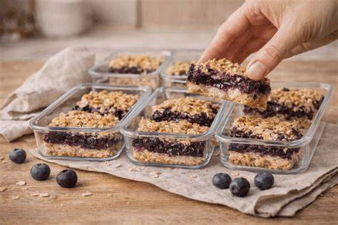 Meal-Prep: Portionierte Blaubeer-Protein-Bällchen im Gefrierfach