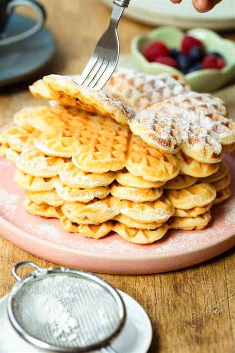 Meal-Prep-Glasboxen mit frisch gebackenen Waffeln