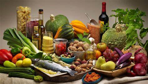 Mediterrane Ernährung: Olivenöl und Honig in der täglichen Kost