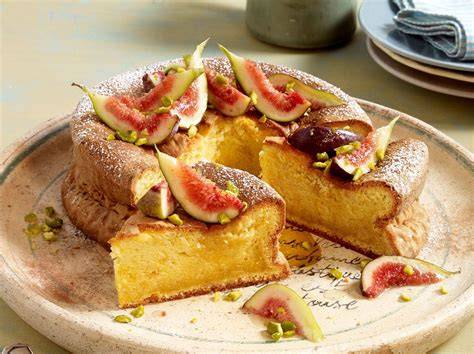Mediterraner Olivenölkuchen: Orangenzesten, Sirup, Zuckerdekor
