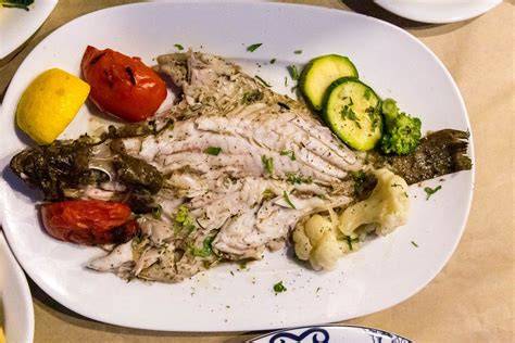 Mediterraner Teller mit Vollkornbrot, Gemüse, Fisch und Olivenöl