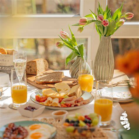 Mediterranes Frühstückstisch mit regionalen Spezialitäten