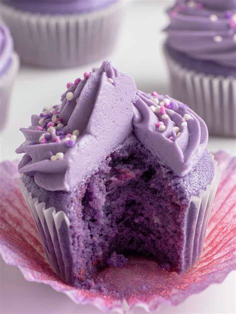 Meerjungfrau-Cupcakes mit blauem Frosting und Streuseln