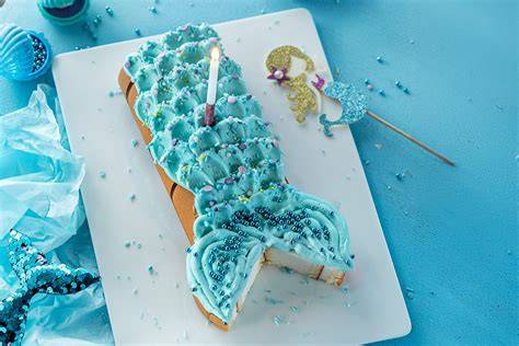 Meerjungfrau-Cupcakes mit blauer Creme und essbarer Flosse