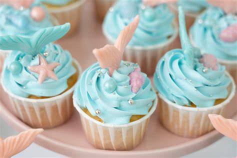 Meerjungfrau-Cupcakes und Kekse als Deko-Ideen