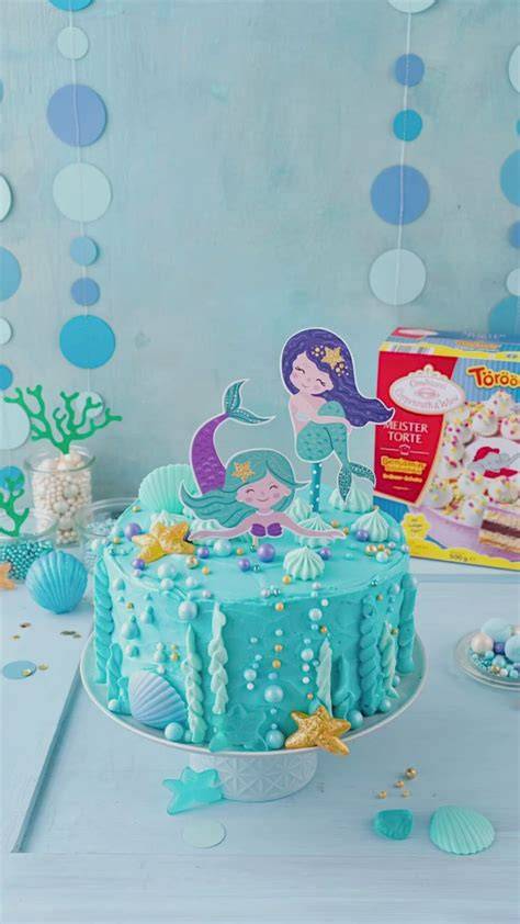 Meerjungfrau-Torte mit Fischschuppen-Deko in Blau und Lila