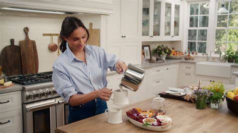 Meghan bereitet Pastell-grünen Waffelteig vor