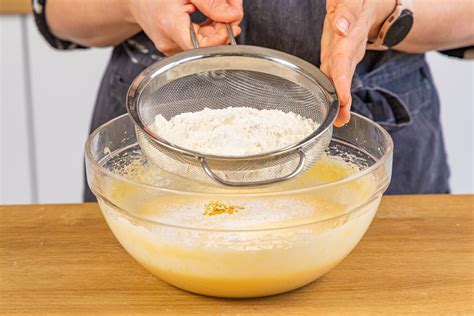 Mehl sieben für feinen Kuchenteig