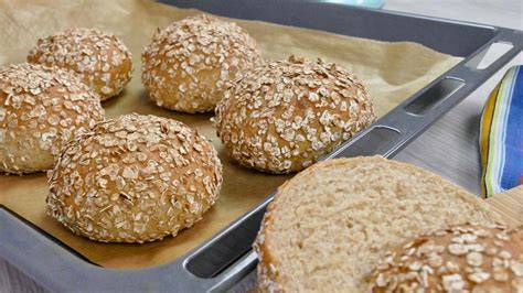 Mehlkochstück und Zutaten für Dinkelbrötchen