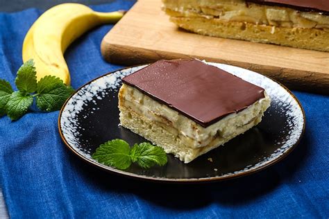 Mehlspeisenbuffet mit verschiedenen Schnitten (inkl. Bananenschnitte)