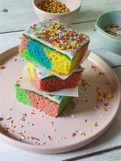 Mehrere Muffins und bunte Blechkuchen auf einem Geburtstagstisch