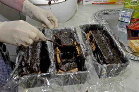 Mehrere dünne Kuchenböden werden aufeinander geschichtet