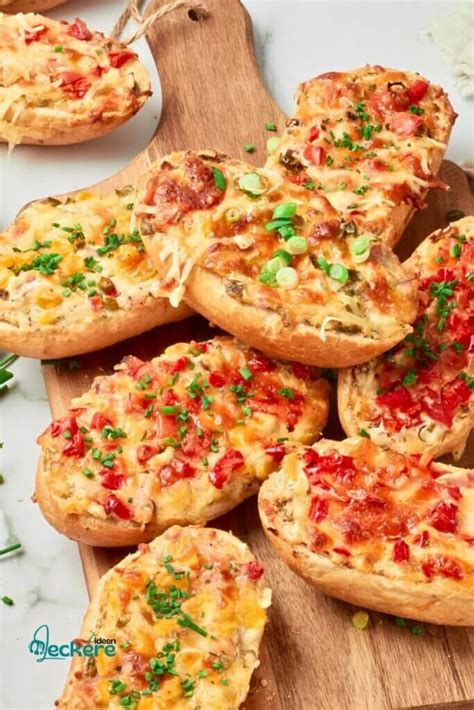 Mehrere herzhafte Brottorten auf einer Partytafel, verschiedene Dekors