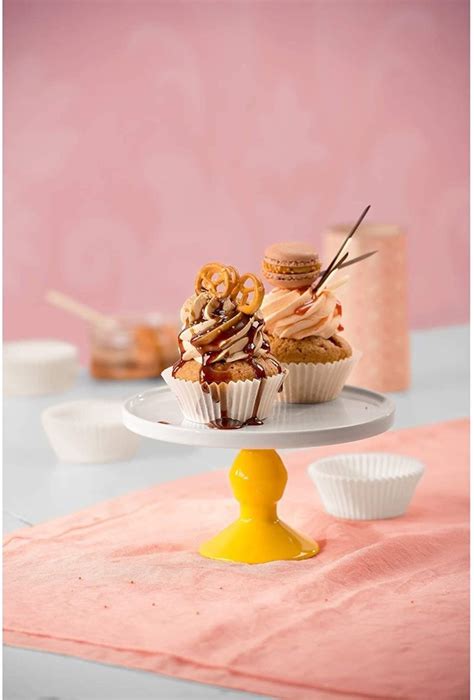 Mehrfarbige Buttercreme-Dekoration mit Spritzbeuteln