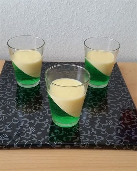 Mehrfarbige Götterspeise im Glas mit Sahne