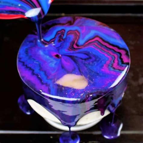 Mehrfarbige Mirror Glaze im Galaxy-Look