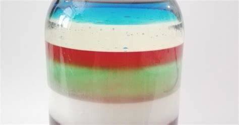 Mehrfarbige Schichten im Glas aus der Vogelperspektive