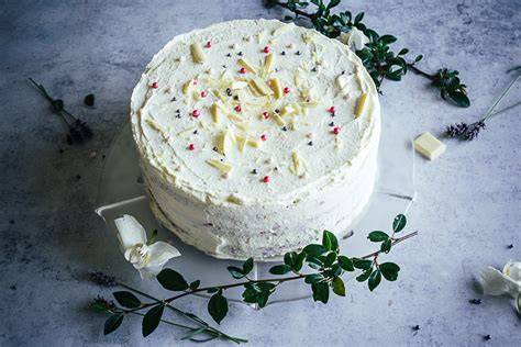 Mehrschicht-Torte mit weißer Ganache und Konfitüre