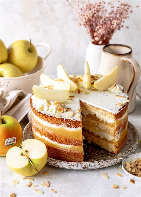 Mehrschichtige Apfelmus-Torte mit Anschnitt