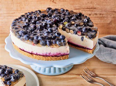 Mehrschichtige Blaubeertorte mit Keksboden