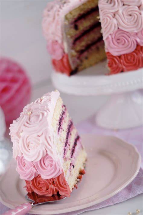 Mehrschichtige Buttercreme-Torte mit Fruchteinlage und Dekoration