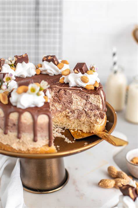 Mehrschichtige Erdnuss‑Karamell‑Torte im Anschnitt