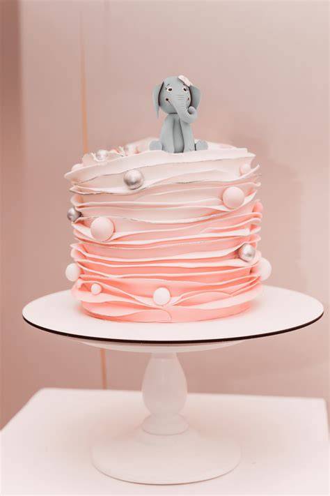 Mehrschichtige Fondant-Torte mit Modellierung (Elefant Beispiel)