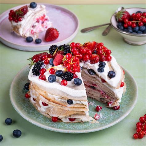 Mehrschichtige Haubentorte mit frischen Beeren