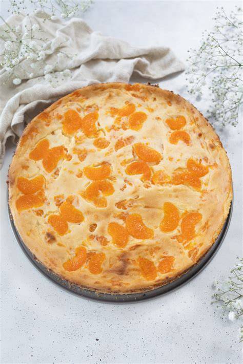 Mehrschichtige Mandarinen-Schmand-Torte mit Schmetterlingen