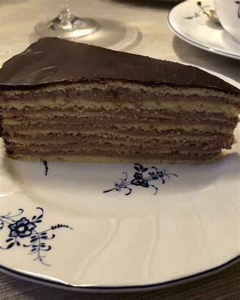 Mehrschichtige Mozartkugel-Torte mit Marzipandecke und Schokoladenganache