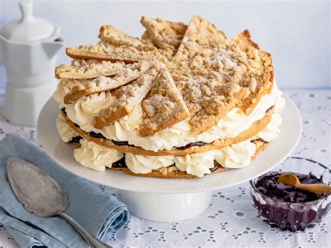 Mehrschichtige Ostfriesentorte mit Mandeln und Krokant