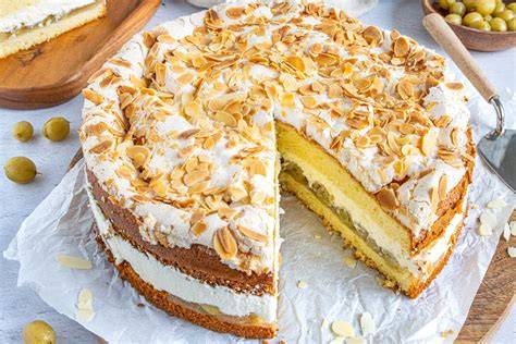 Mehrschichtige Saure-Sahne-Torte mit Mandeln